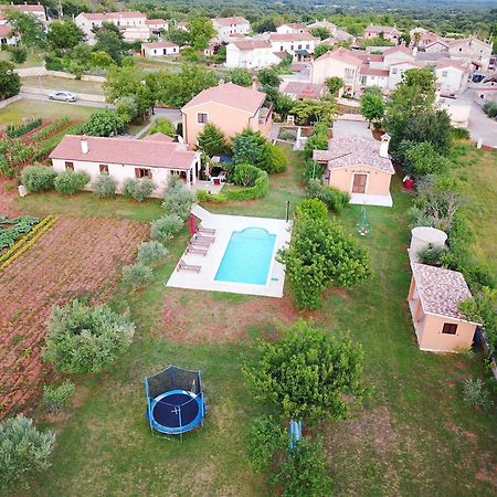 Holiday Home Dorina Barban Екстериор снимка