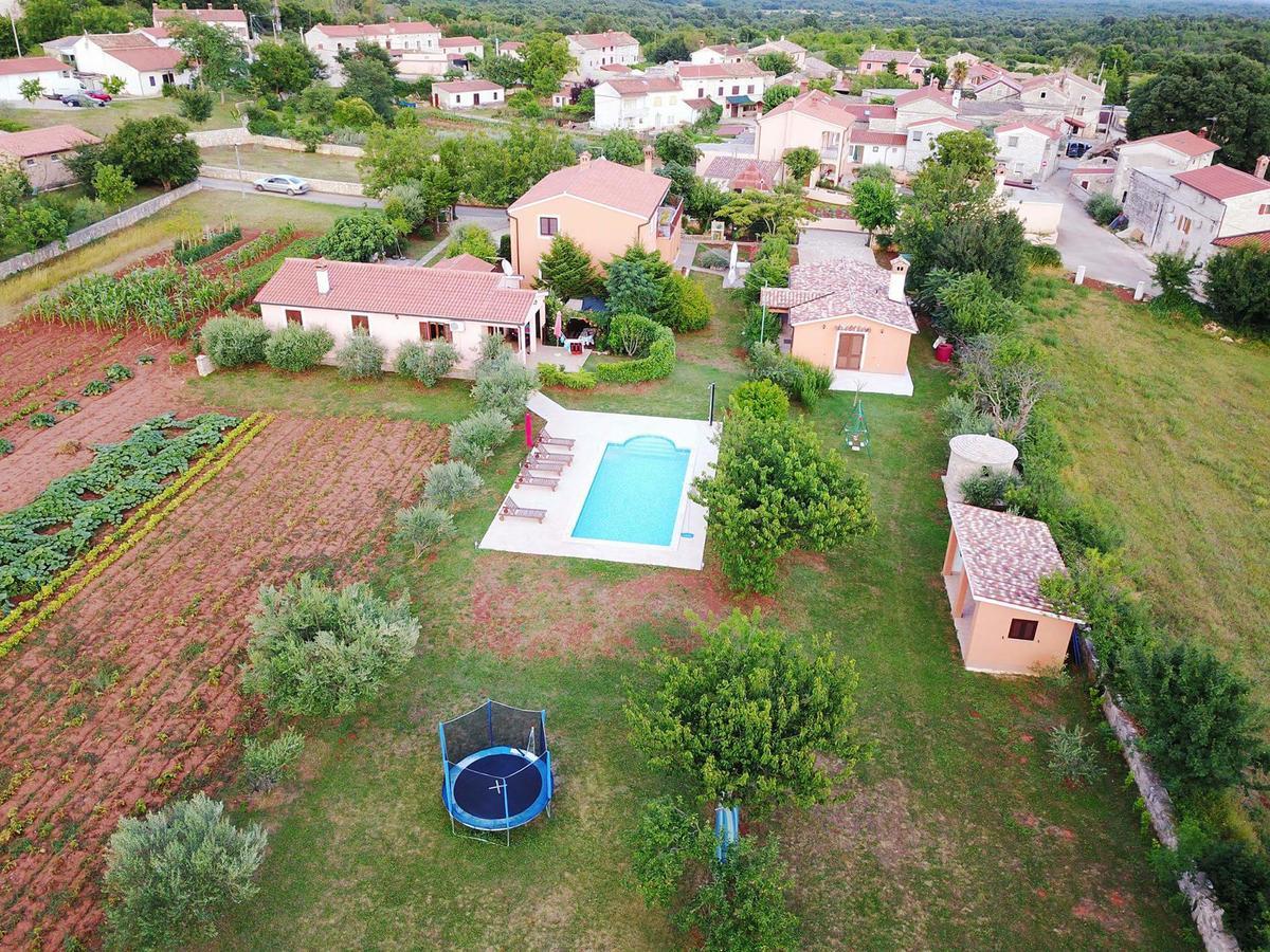 Holiday Home Dorina Barban Екстериор снимка