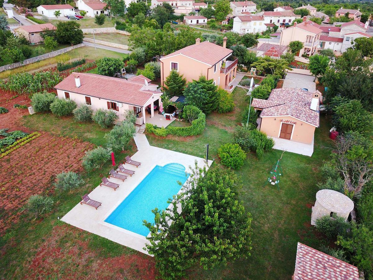Holiday Home Dorina Barban Екстериор снимка